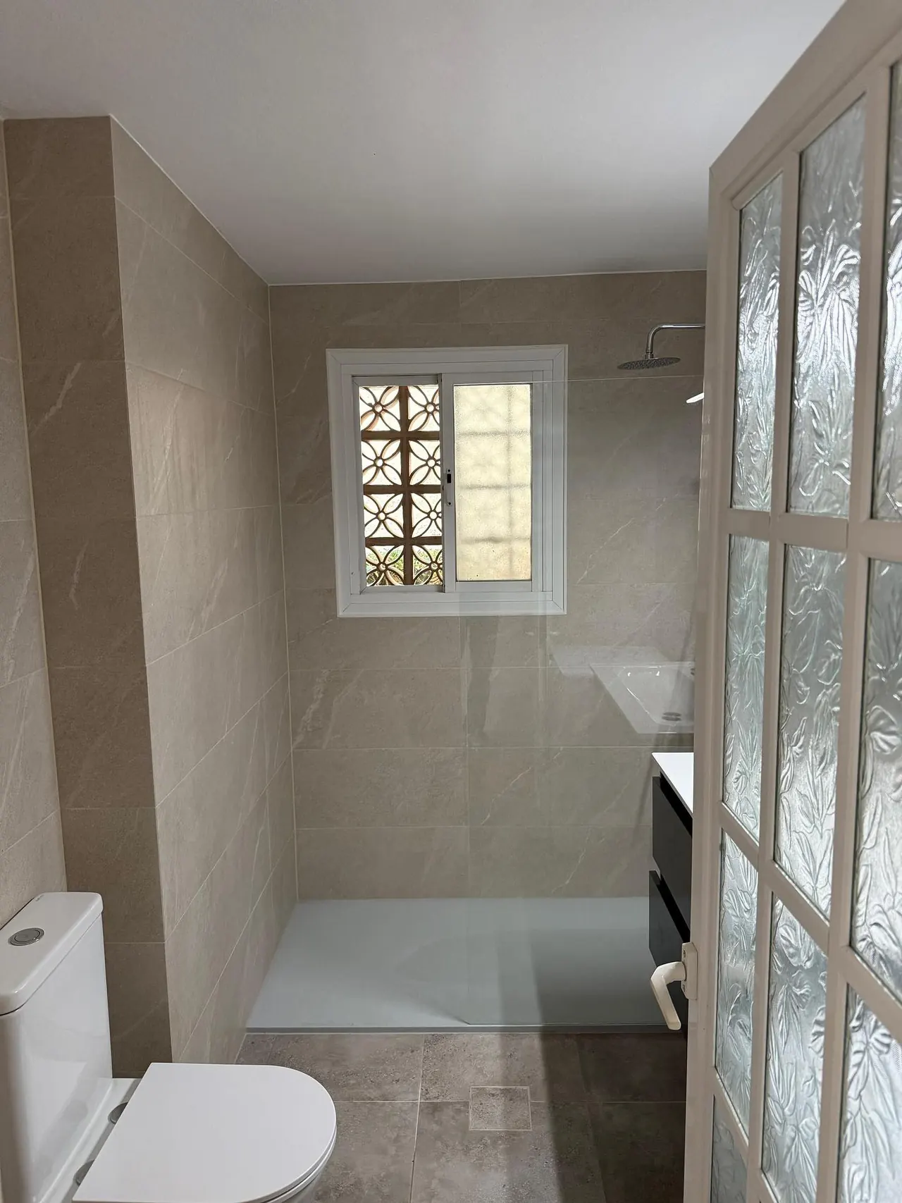 Warm stone bathroom · Costa del Sol